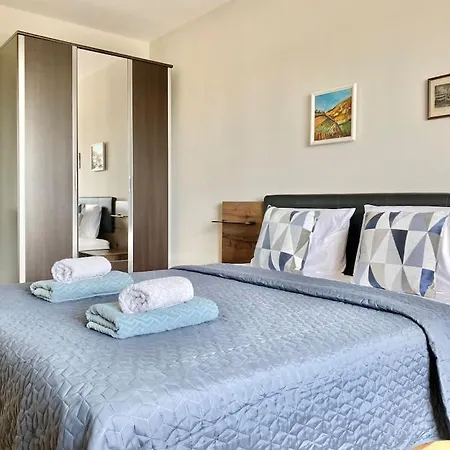 Alonia - Your Shelter By The Park And Appartamento Burgas